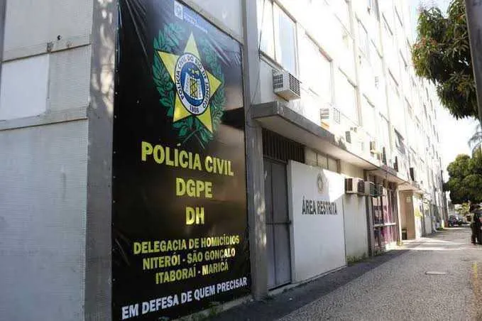 As vítimas mortas, dois homens de 29 e 21 anos, não tiveram suas identidades divulgadas.