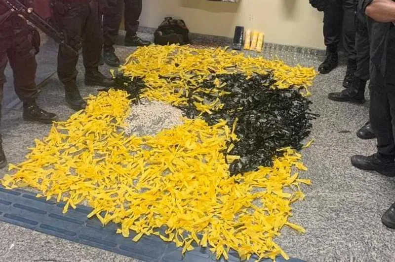 Os suspeitos de serem os donos do material trocaram tiros com a polícia.

