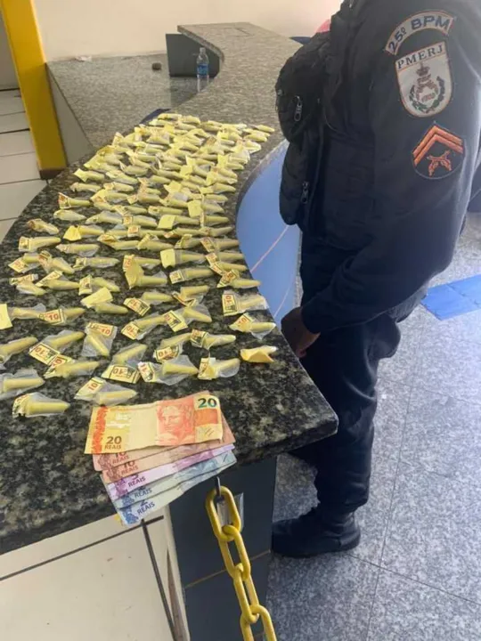 Além da cocaína, foram apreendidos R$ 49 em espécie 