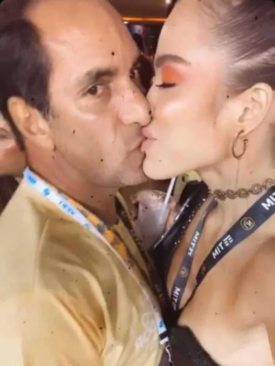 No seu Instagram, Ana Carolina Jorge fez questão de expor o seu relacionamento com o ex-jogador Edmundo