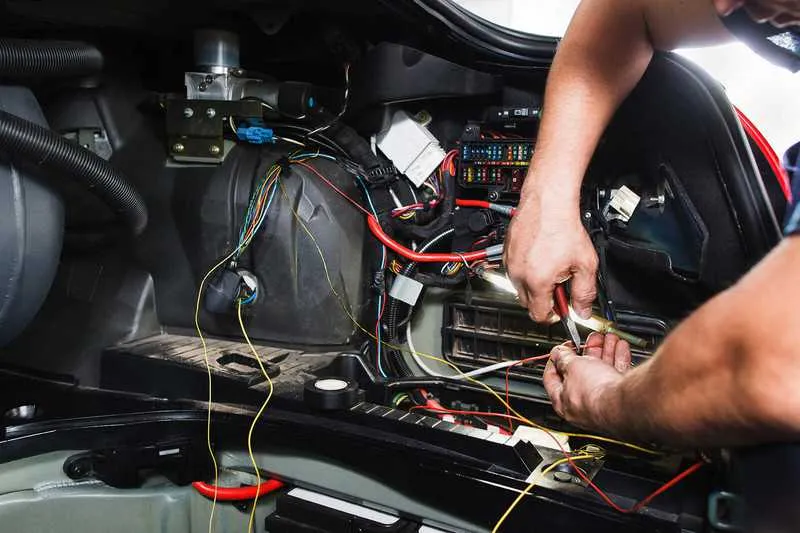 Imagem ilustrativa da imagem São Gonçalo oferece Curso de Eletricista Automotivo no Laranjal