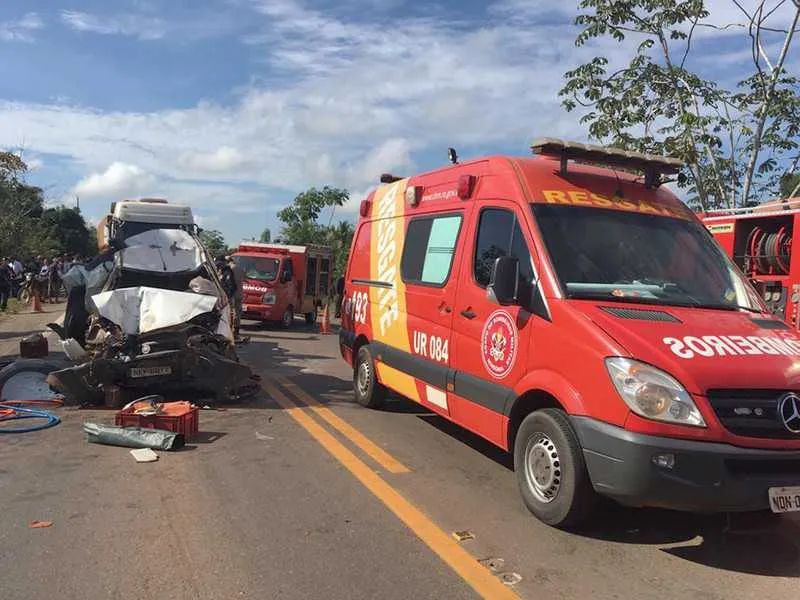O Corpo de Bombeiros foi acionado para socorrer as vítimas no local do acidente