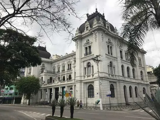 As obras não apresentam título para que o próprio visitante possam nomeá-las conforme a emoção despertada