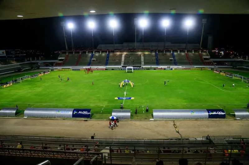 Fluminense enfrenta o CSA no estádio Rei Pelé, em Maceió, para se livrar do Z-4