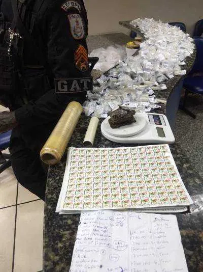 Na casa de um deles foi encontrado uma sacola com 1023 cápsulas de cocaína, uma balança de precisão, além de anotações sobre a movimentação do tráfico.