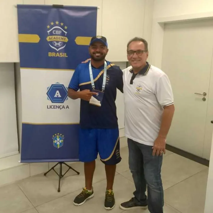 Samarone pose ao lado do técnico brasileiro PC Gusmão