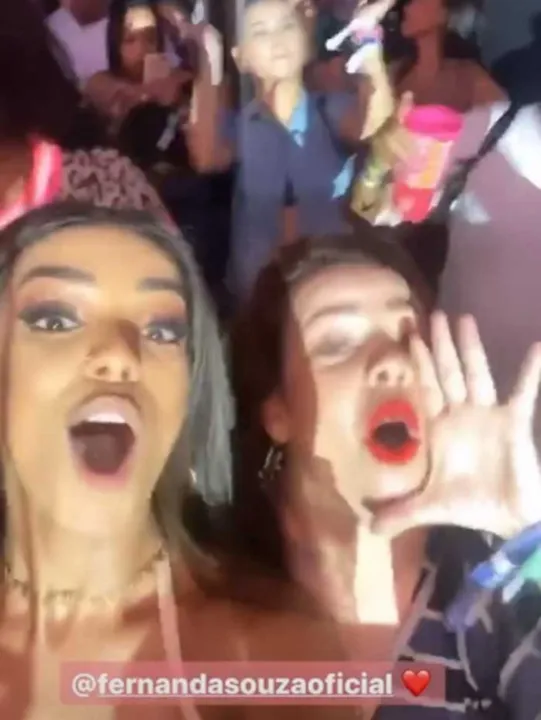 Fernanda Souza curtiu o show de Thiaguinho ao lado da namorada de Ludmilla, Bruna Gonçalves
