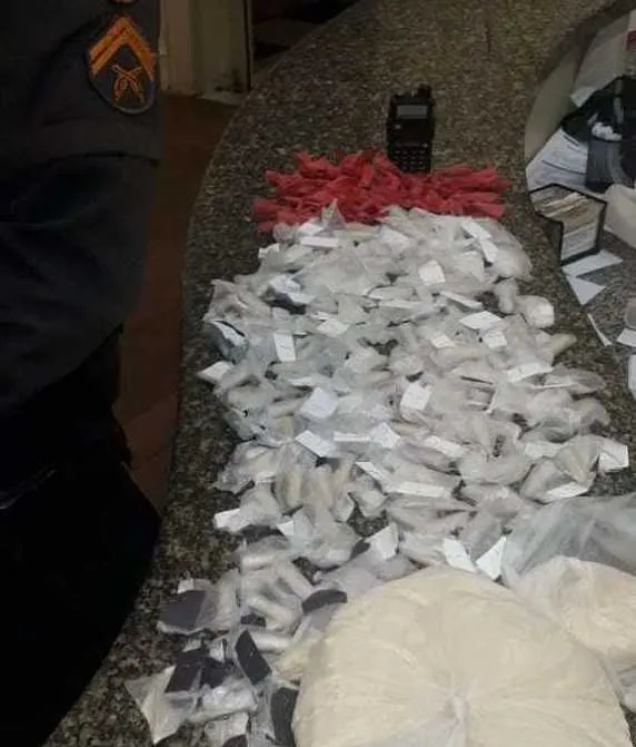 Na ação, foi apreendida uma mochila com drogas e um rádio transmissor