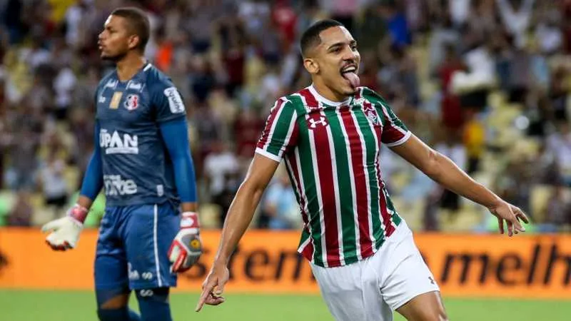 Lateral vai assinar por dois anos e meio