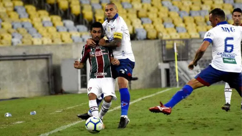 Jogadores do Tricolor deixaram o campo ao som de cantos de protesto dos torcedores 
