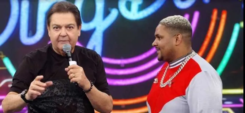 Funkeiro Kevin O Cris causa ao cantar parte de música inapropriada no ao vivo 