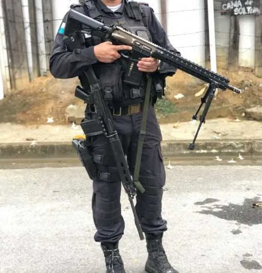 Um fuzil AR-10 foi apreendido
