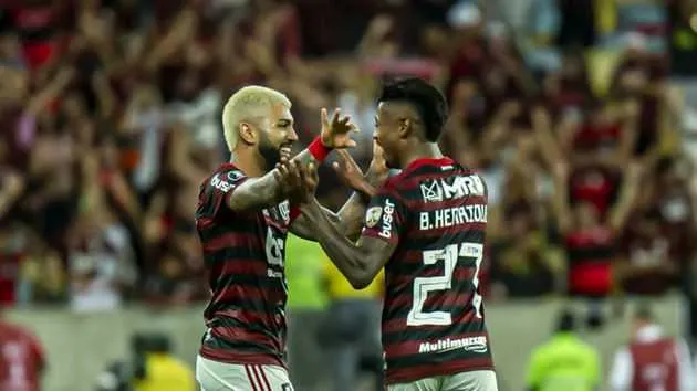Os dois foram os únicos jogadores do Flamengo que apareceram na lista, mas existem outros nomes brasileiros na publicação do jornal 