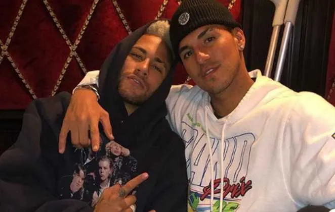 O bicampeão de surfe comemorou o seus 26 anos na última segunda-feira (22)