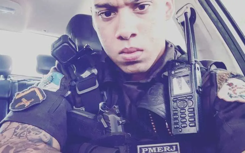 O PM perdeu o direito ao posse de armas 