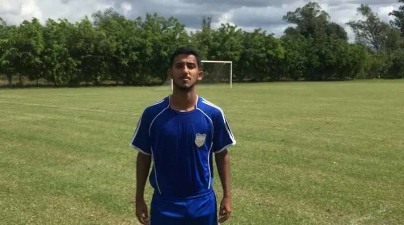 Saldanha posa com o uniforme do CAAC Brasil de Anchieta