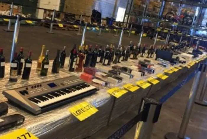 No leilão é possível comprar eletrônicos, instrumentos musicais e até bebidas
