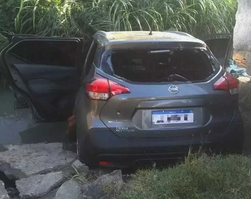 Suspeitos estavam em carro roubado