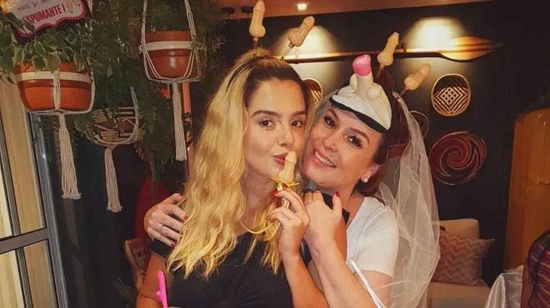 Atriz publicou foto com empresária e chamou a atenção com adereços eróticos