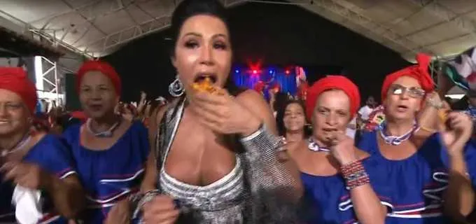 Gracyanne Barbosa tentou disfarçar no ao vivo da Globo que estava comendo pizza