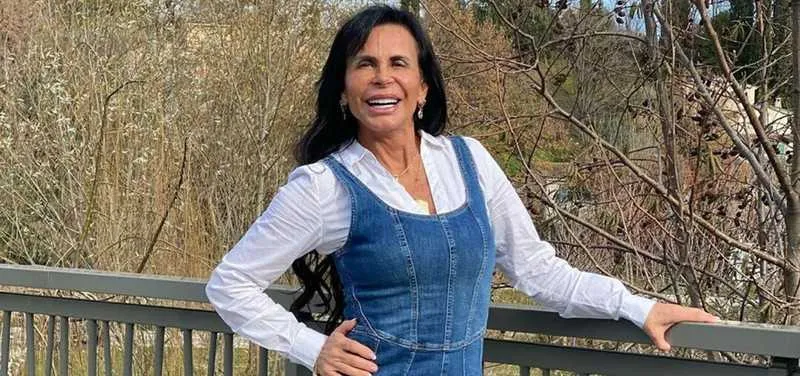 Gretchen defende filho e nora de posts de Carlos Bolsonaro 