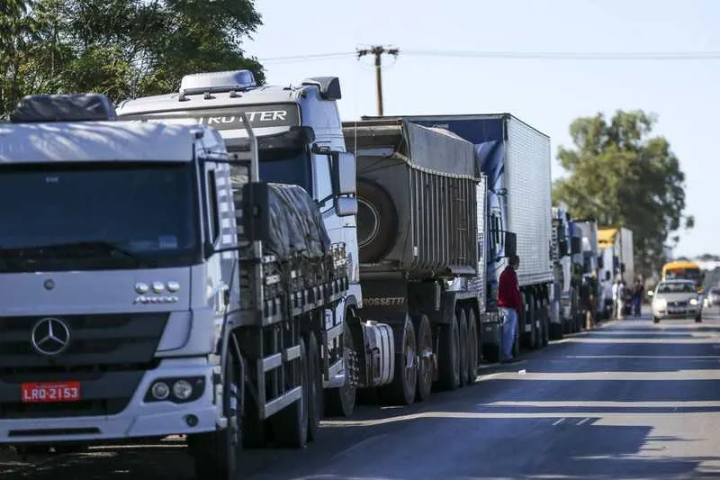 Imagem ilustrativa da imagem Nova greve de caminhoneiros está marcada para esta quarta-feira (19)
