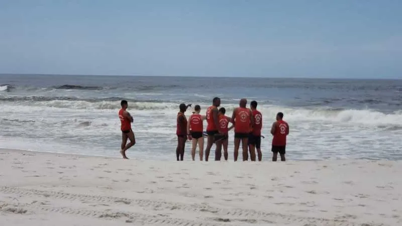Os trabalhos recomeçaram às 7h no mar e também pela areia