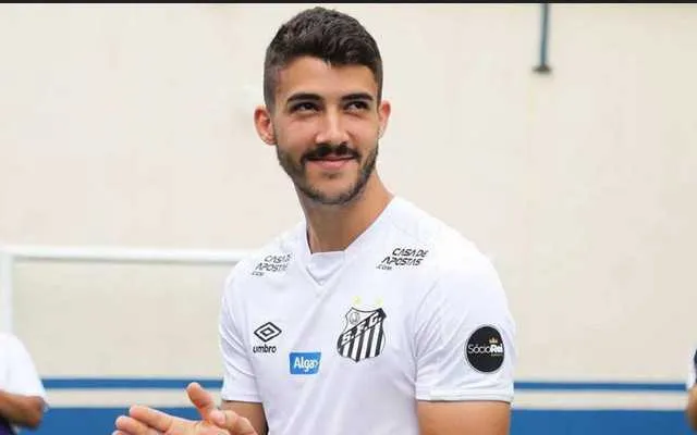 O jogador atuou no Santos por 13 anos 