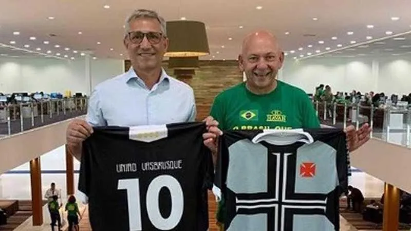 Foram entregues blusas personalizadas para funcionários e o proprietário da rede, Luciano Hang
