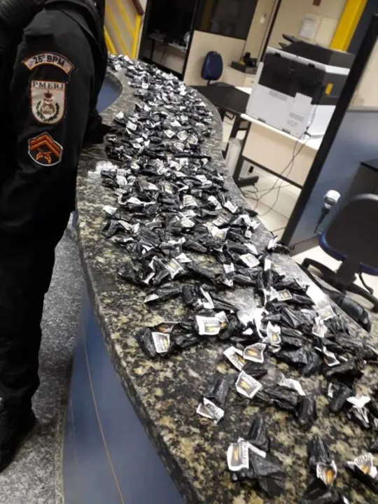 No total, foram encontrados 286 pinos de cocaína com o criminoso
