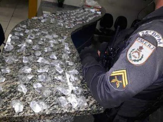 Homem é preso por transportar carregamento de drogas 