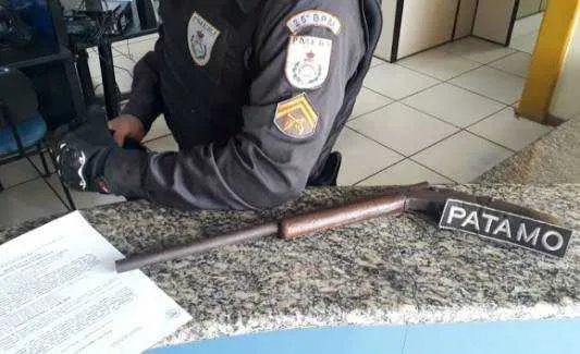 A arma do criminoso foi apreendida pelos agentes da PM