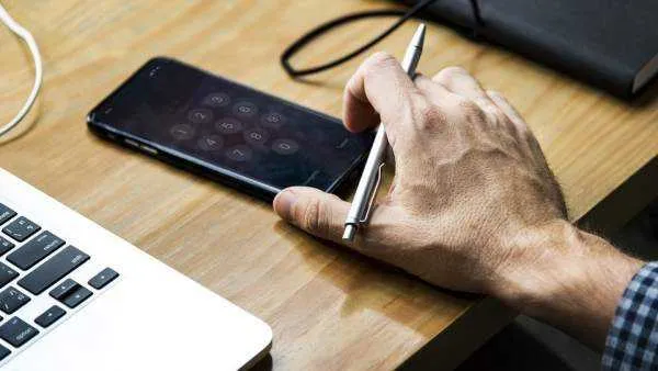 O homem utilizava um telefone público para fazer suas ligações 