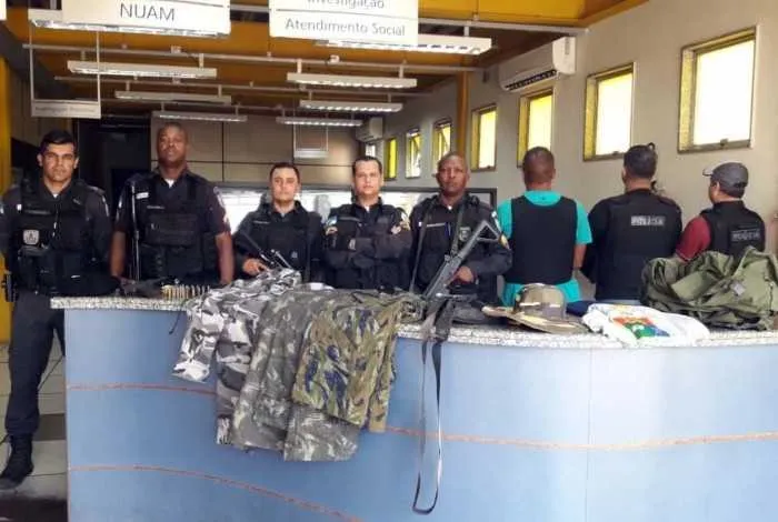 Homem tinha três fardas de diferentes corporações da polícia, além de armas e algemas 