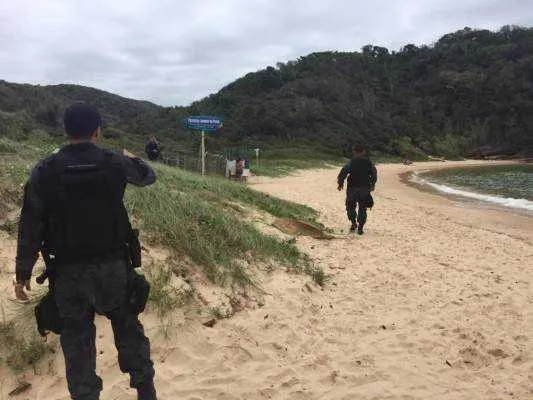 Homem nu corre atrás de duas mulheres na Praia do Canto, em Búzios