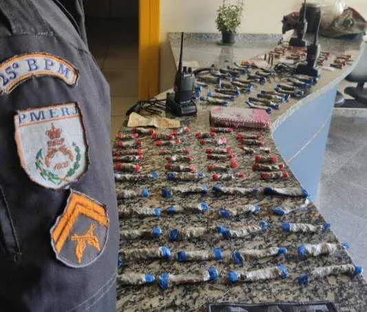 Homens foram presos com crack, maconha e munições 