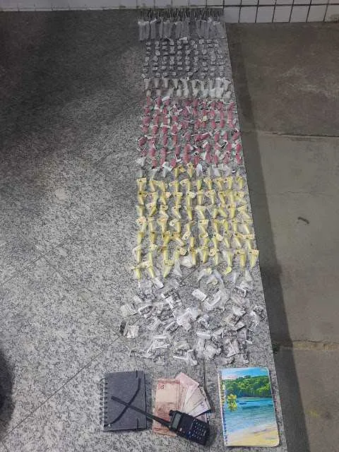 Dois homens foram presos com drogas e dinheiro em bairro de Cabo Frio 