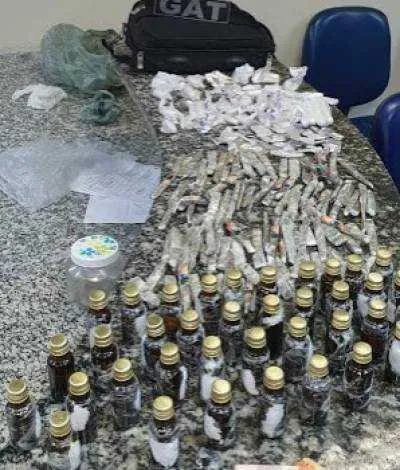 Trio é preso com 108 trouxinhas de maconha, 66 cápsulas de cocaína e outras drogas 