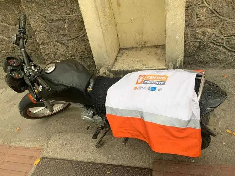 Junto com os criminosos, PMs apreenderam quatro celulares roubados 