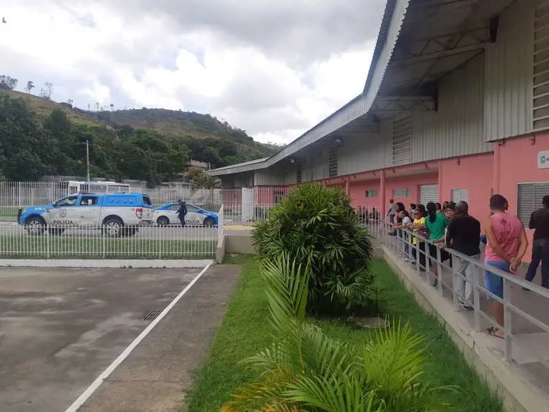 Uma pistola foi apreendida na ação