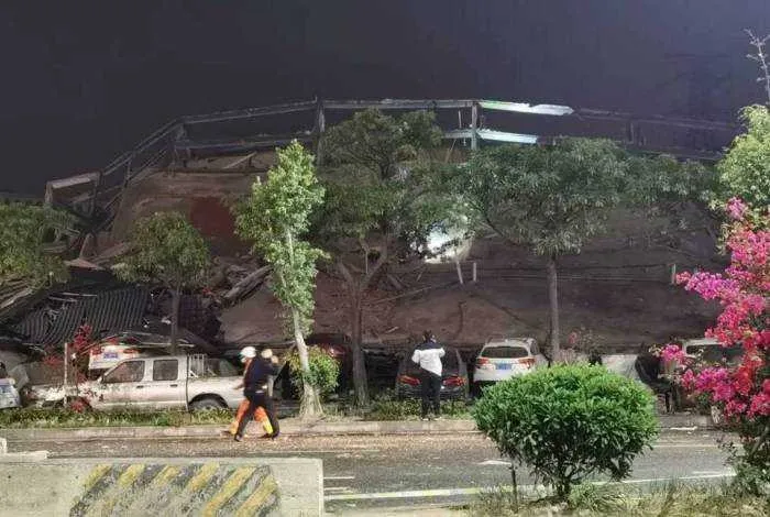 O desabamento deixou feridos no local 
