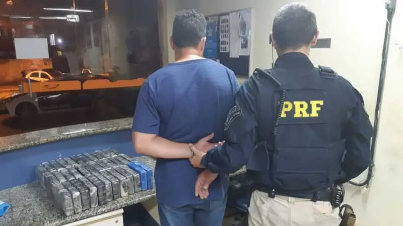 
Durante abordagem o condutor demonstrou nervosismo em excesso