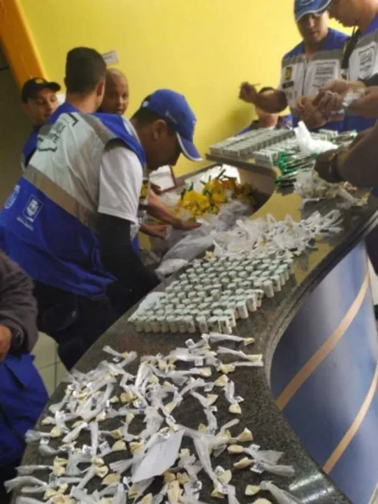Idosa estava transportando as drogas dentro de ônibus
