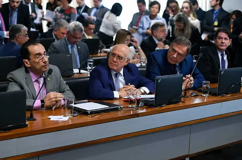 Jorge Kajuru (primeiro à esquerda): notícias falsas desviam a atenção de temas relevantes para o interesse público
