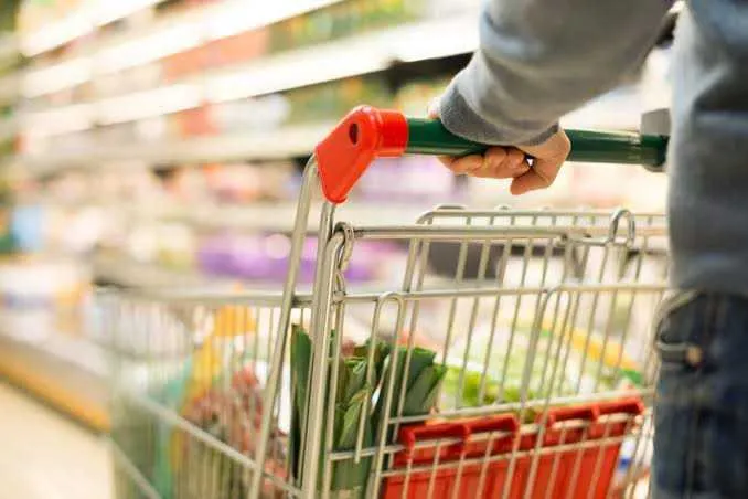 Em meio ao surto do coronavírus, famílias nao podem deixar de reabastecer os alimentos em casa