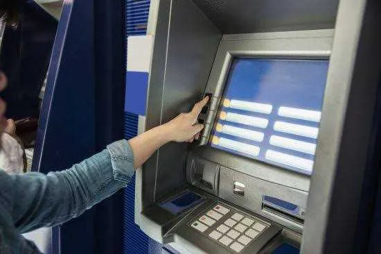Imagem ilustrativa da imagem Bancos funcionam hoje e fecham nesta terça-feira e no dia 1º
