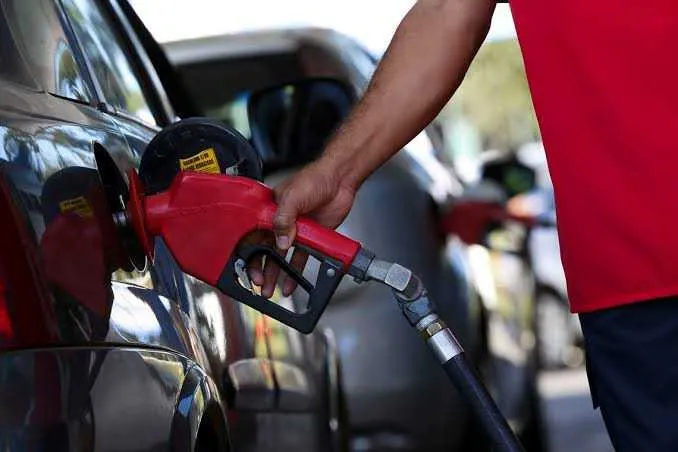 Imagem ilustrativa da imagem Preço da gasolina e do dólar volta a subir e afeta o bolso dos brasileiros