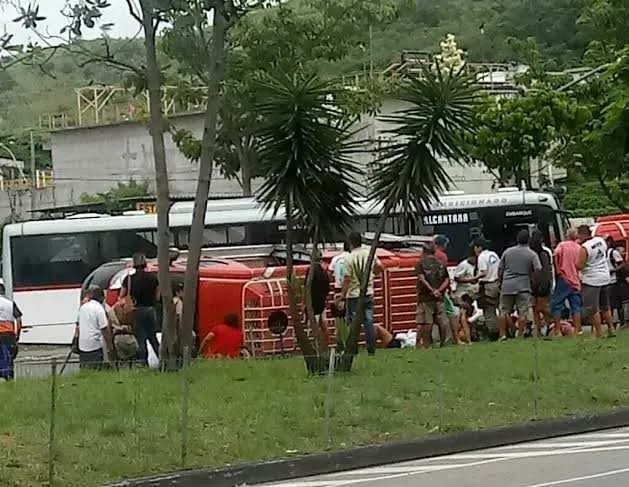 O corpo de Bombeiros informou que 11 pessoas ficaram levemente feridas, e não houve vítimas fatais.