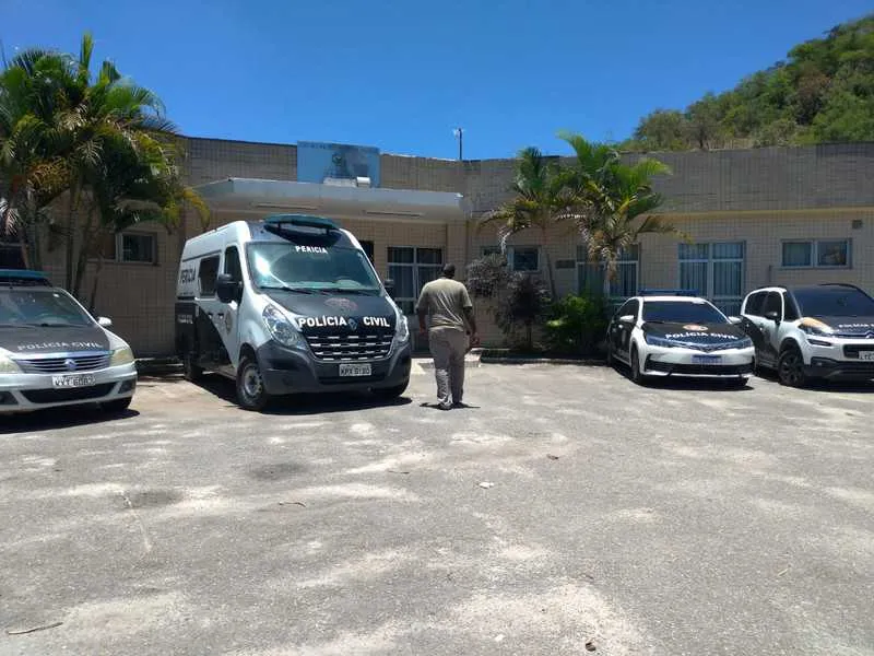 O corpo foi levado ao Instituto Médico Legal (IML) de Tribobó