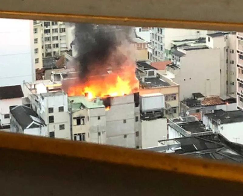 Incêndio atingiu um prédio na Rua Gonçalves Dias, no Centro do Rio
